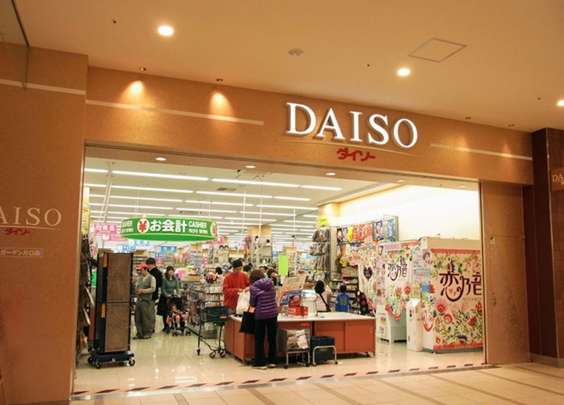Daiso là thương hiệu nổi tiếng và lớn nhất trong lĩnh vực kinh doanh các mặt hàng đồng giá 100 yên.