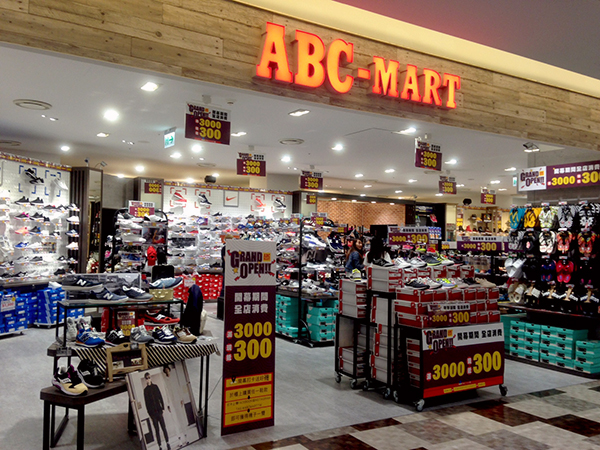 ABC Mart là chuỗi cửa hàng giày dép bình dân cho cả nam và nữ rất nổi tiếng của Nhật Bản.
