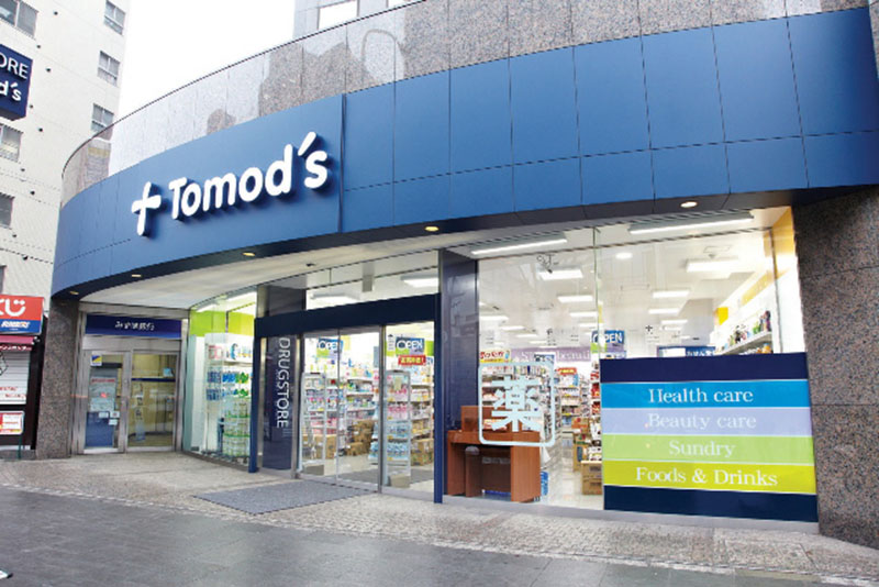Chuỗi cửa hàng drugstore Tomod's bao gồm hơn 150 cơ sở tập trung chủ yếu ở trung tâm Tokyo và khu vực Kanto