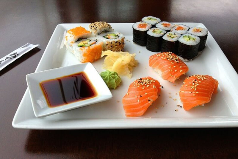 Sử dụng sushi và sashimi trong chế độ ăn kiêng kiểu Nhật.