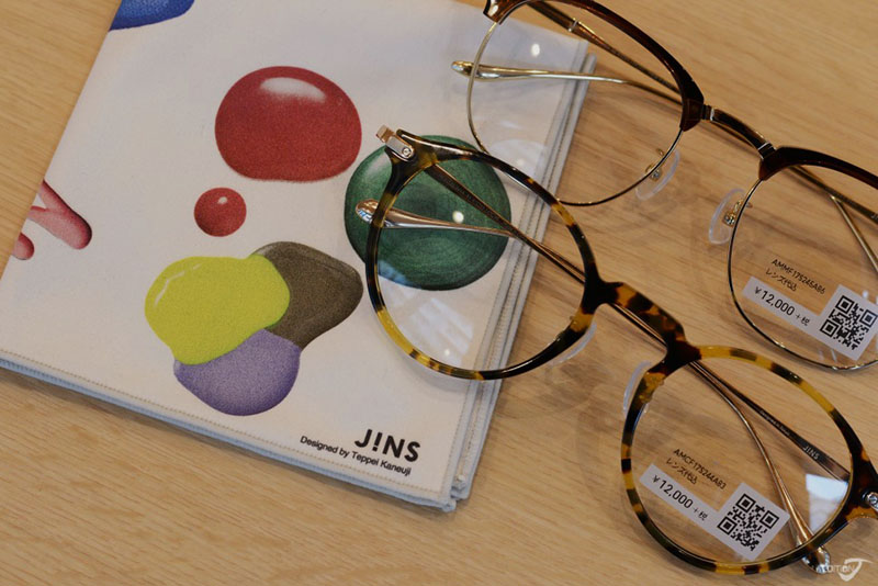 JINS là thương hiệu mắt kính rất nổi tiếng ở Nhật Bản mà ai cũng biết.
