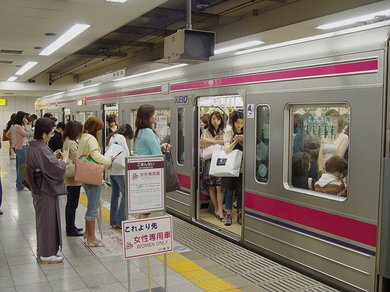 Tàu điện ở Nhật có khoang dành riêng cho phụ nữ.