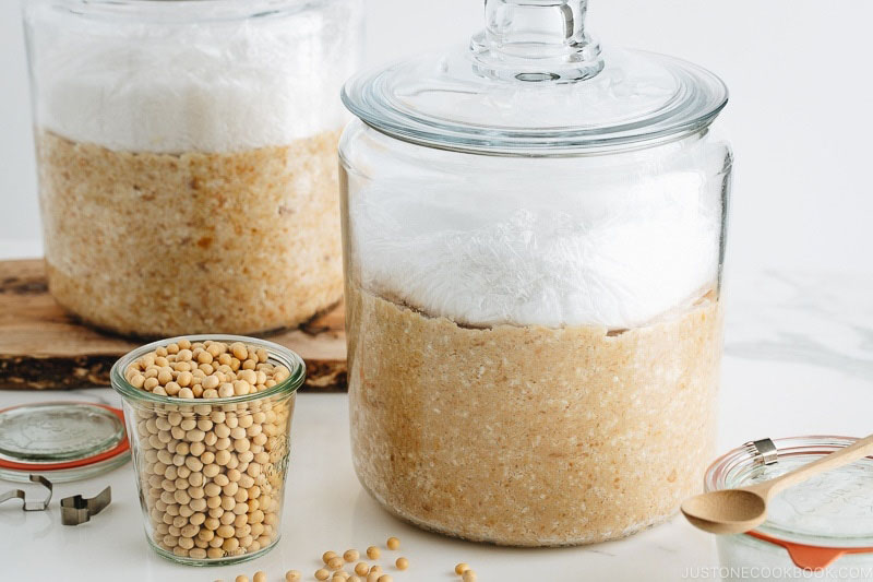 Nguyên liệu chính của Miso là đậu nành kết hợp với lúa mì hoặc gạo cùng với men Koji.