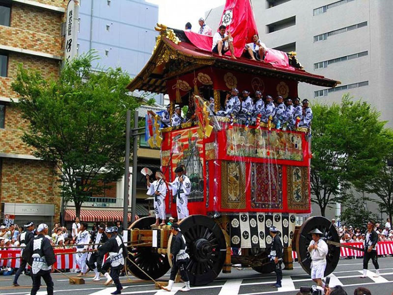 Lễ hội Gion với cuộc diễu hành của các cỗ xe hoành tráng.