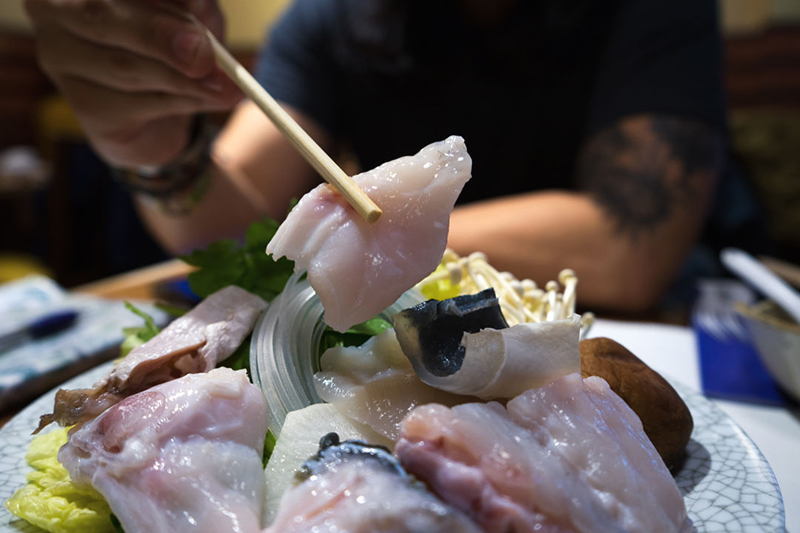 Fugu là món ăn phải được chuẩn bị bởi những đầu bếp fugu được đào tạo và cấp phép.