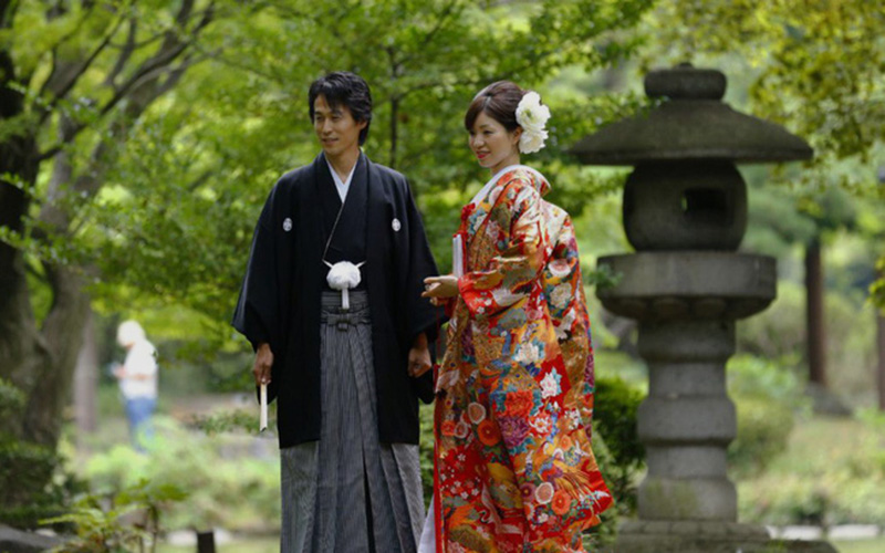 Kết hôn với người Nhật Bản và chung sống 3 năm trở lên để nhập tịch.