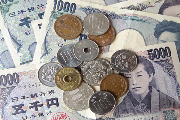 2 Loại tiền ở Nhật Bản gồm tiền giấy và tiền xu.