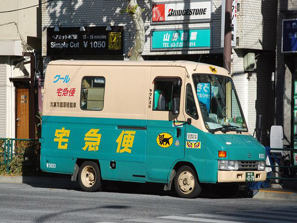 Chiếc xe giao hàng của Takuhaibin mang hình logo con mèo đen.