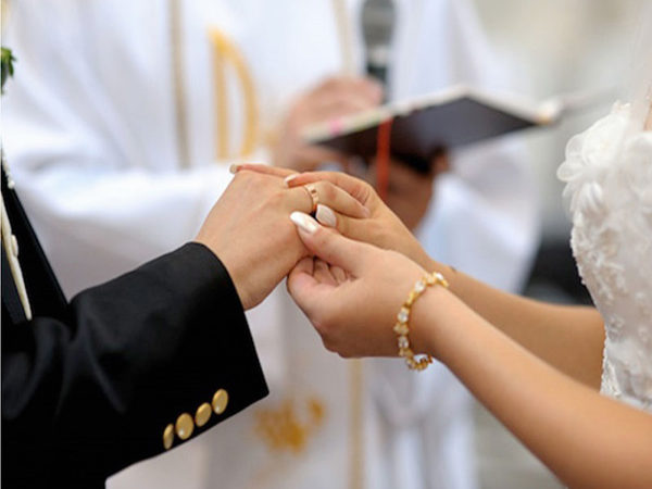 Nhật Bản khuyến khích kết hôn sớm.