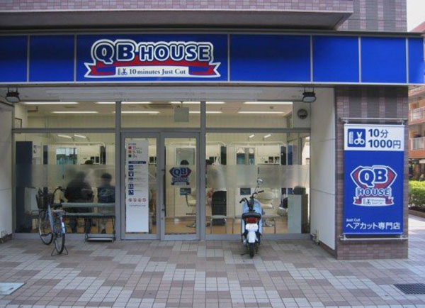 Một số cửa hàng cắt tóc 1000 yên bạn có thể tham khảo tại Nhật Bản như: QB House chuyên cắt cho nam.