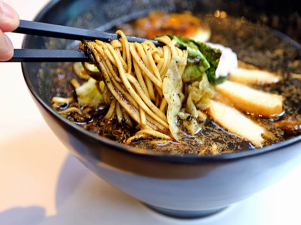 Mì ở Gogyo Ramen vô cùng hấp dẫn bởi lớp dầu đen dày, thêm vài miếng thịt mỡ và có mùi vô cùng đặc trưng.