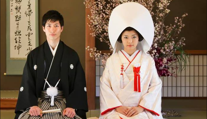Kết hôn với người Nhật từ 3 năm trở lên, sinh sống liên tục ở Nhật 1 năm sẽ được nhập tịch.